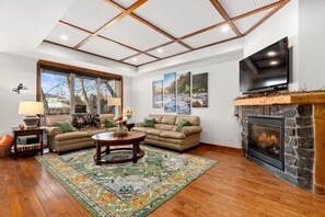 Smart TV, fireplace, stereo