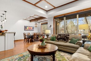 Smart TV, fireplace, stereo