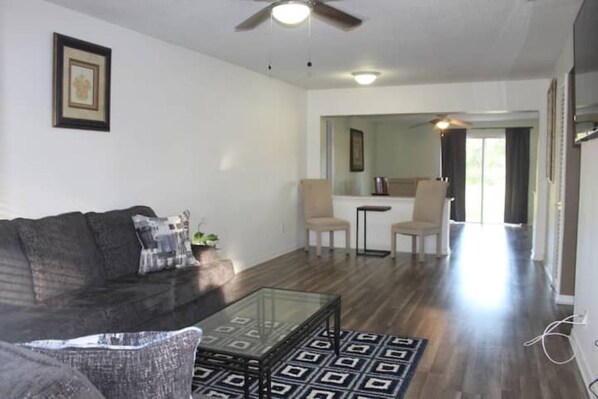 Living area - Bring the whole family! (Melbourne)