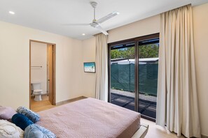 3 عدّة غرف نوم وخزنة داخل الغرفة ومكتب ومكواة/لوح كي