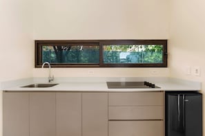 Een koelkast, een magnetron, een oven, een kookplaat