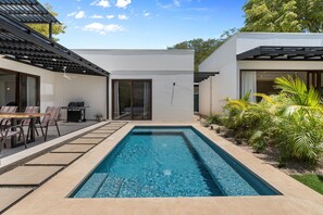 حمّام سباحة خارجي