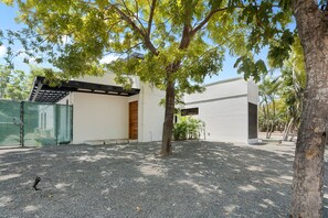 المنطقة المحيطة بالمنشأة