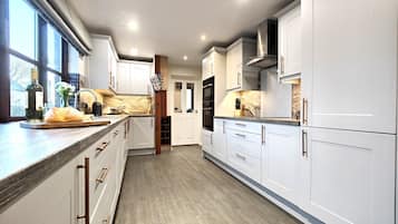 Geladeira, lava-louças, chaleira elétrica, torradeira