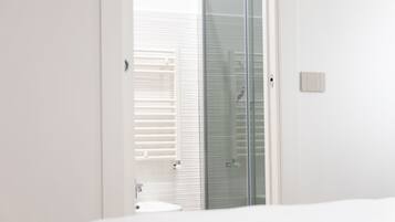 Deluxe Double or Twin Room | Bathroom | Shower, rainfall showerhead, free toiletries, hair dryer