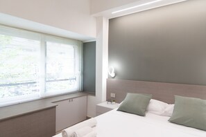 Habitació Deluxe, 1 llit de matrimoni gran, vistes a la ciutat | Llençols de cotó egipci, roba de llit d'alta qualitat i cobrellits 