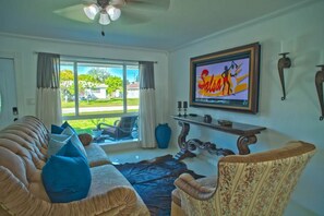 Smart TV - Hollywood Cove cozy home near beach, Hardrock hote
(Hollywood)