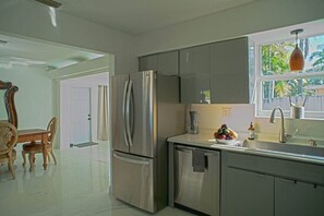 Refrigerador, microondas, horno y lavavajillas