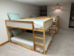 5 bedrooms, iron/ironing board, WiFi, bed sheets - West World (Beaver Dam)