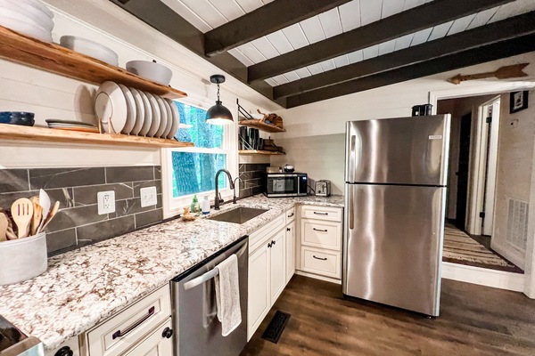 Een koelkast, een magnetron, een oven, een kookplaat