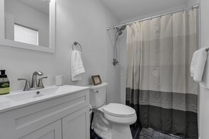 Douche, serviettes fournies, papier toilette