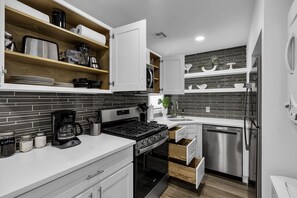 Kjøleskap, mikrobølgeovn, ovn og kokeplater