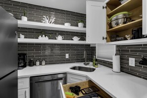 Kjøleskap, mikrobølgeovn, ovn og kokeplater