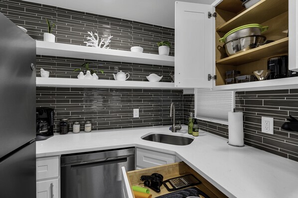 Fridge, microwave, oven, stovetop - Idyllic Bradley Beach Bungalow (Bradley Beach)