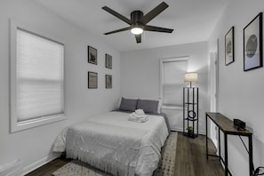 1 bedroom, travel cot, free WiFi, bed sheets - Idyllic Bradley Beach Bungalow (Bradley Beach)