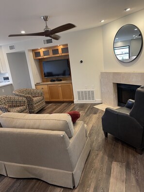 Smart TV - FURNISHED renovated condo in the heart of Hillcrest (San Diego)