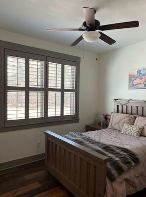 3 bedrooms, free WiFi, bed sheets - Pet Friendly Country Cottage Near NC Zoo (Star)