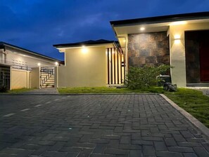 Exterior - Ukiyo: 2br & Private Pool by Amara Apartments (Paramaribo)