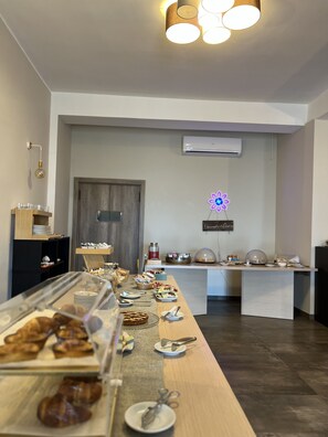 Tägliches inbegriffenes kontinentales Frühstück
