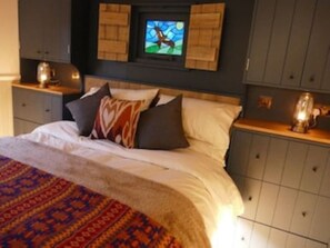 1 bedroom, Egyptian cotton sheets - Red Kite Shepherds Hut (Llandeilo)