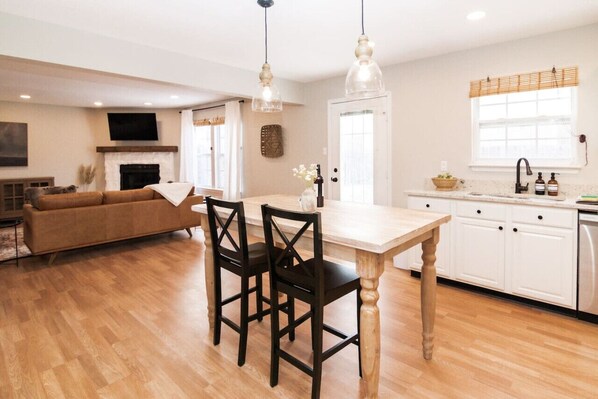 Interior - Acoustic Oasis- RUOFF Music & POOL TABLE sleeps 10 (Noblesville)