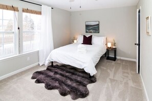 4 bedrooms, desk, iron/ironing board, WiFi - Acoustic Oasis- RUOFF Music & POOL TABLE sleeps 10 (Noblesville)