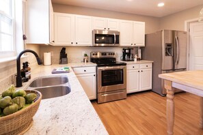 Fridge, microwave, oven, stovetop - Acoustic Oasis- RUOFF Music & POOL TABLE sleeps 10 (Noblesville)