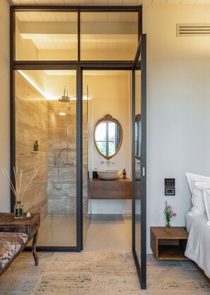 Superior Suite San Rocco | Bathroom | Shower, rainfall showerhead, hair dryer, bathrobes - Tenuta Zamparina (Montignoso)