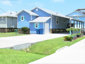 Exterior - Rockport Beach just blocks away. Bring your water toys the boat ramp is close (Rockport)