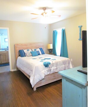 2 bedrooms, iron/ironing board, WiFi, bed sheets - Rockport Beach just blocks away. Bring your water toys the boat ramp is close (Rockport)