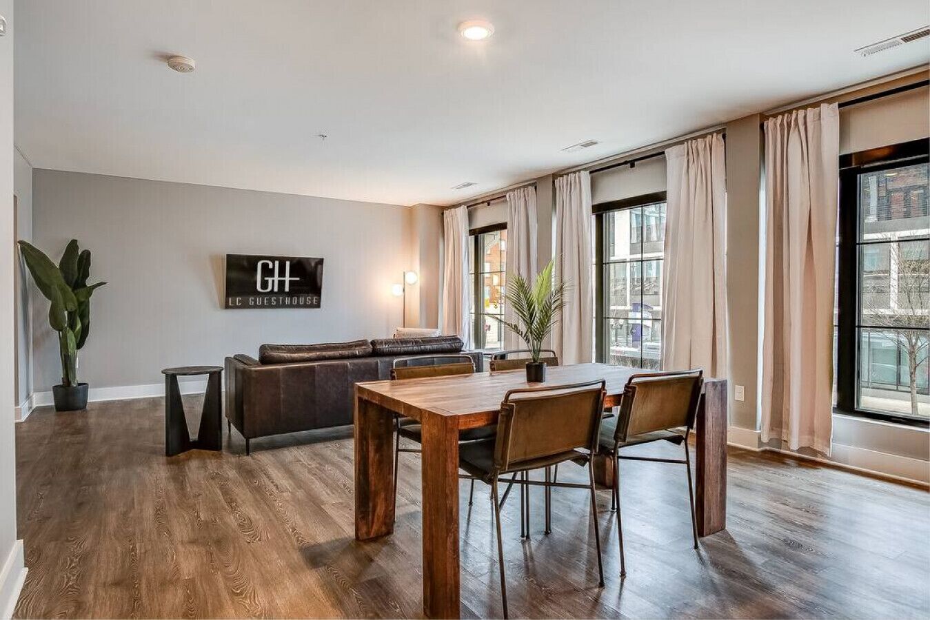 LC GuestHouse | The Traveler | 1 Bedroom Luxury Suite |  Downtown Columbus