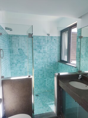 Doccia, asciugacapelli, bidet, asciugamani
