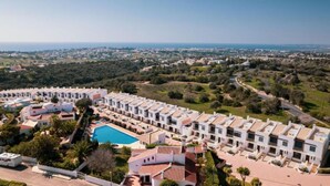 Ein Resort mit Pool, mehreren Gebäuden und Blick auf die Küste.