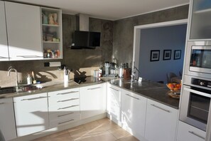 Réfrigérateur, four à micro-ondes, un four, surface de cuisson
