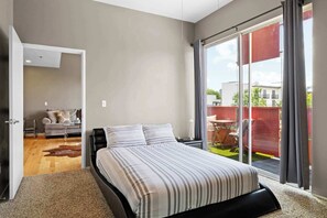 2 bedrooms, desk, free WiFi, bed sheets - East Side Heights: Loft in the Vibrant East Austin (Austin)