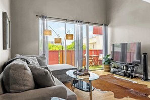 Smart TV, books, offices, computer monitors - East Side Heights: Loft in the Vibrant East Austin (Austin)