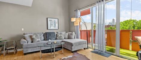 Smart TV, libros y monitor de computadora