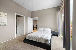2 bedrooms, desk, free WiFi, bed sheets - East Side Heights: Loft in the Vibrant East Austin (Austin)
