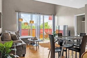 Smart TV, books, offices, computer monitors - East Side Heights: Loft in the Vibrant East Austin (Austin)