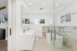 Shower, hair dryer, towels, soap - Beautiful home in Silver Lake Hills. 360 Views (los angeles)