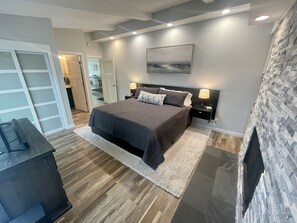 4 bedrooms, desk, iron/ironing board, free WiFi - Beautiful Lake Como Vacation Home (Lake Geneva)