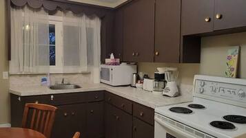 Køleskab, mikrobølgeovn, ovn, kogeplade