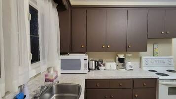 Køleskab, mikrobølgeovn, ovn, kogeplade