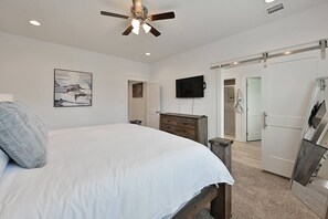 3 bedrooms, desk, iron/ironing board, free WiFi