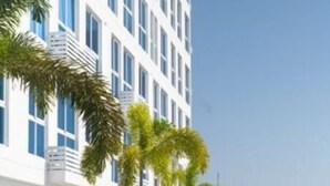 A modern hotel with a rooftop terrace featuring outdoor seating and greenery. - Studio Apartment  - Ocean View (Panamá)