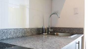 Frigorífico, microondas, placa de cocina y cafetera o tetera