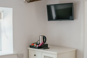 Standard Double Room, Ensuite | Peralatan tempat tidur premium, busa memori, dihias secara berasingan 