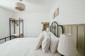 Chambre Double Confort, salle de bains attenante | Literie de qualité supérieure, matelas mémoire de forme