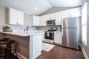 Kjøleskap, mikrobølgeovn, ovn og kokeplater