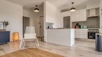 Jääkaappi, uuni, liesi, astianpesukone